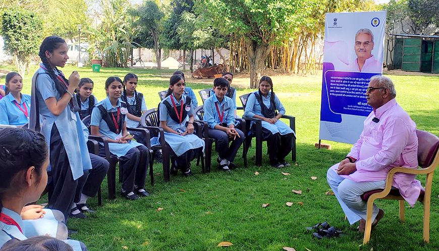 शिक्षामंत्री ने किया स्कूली छात्राओं से संवाद  —  लाड़ो प्रोत्साहन योजना के बारे में दी जानकारी