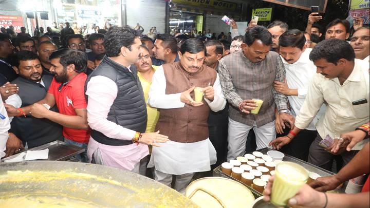 इंदौरः छावनी में लक्ष्मीनारायण दूध भंडार पहुँचे मुख्यमंत्री डॉ. मोहन यादव इंदौरः छावनी में लक्ष्मीनारायण दूध भंडार पहुँचे मुख्यमंत्री डॉ. मोहन यादव