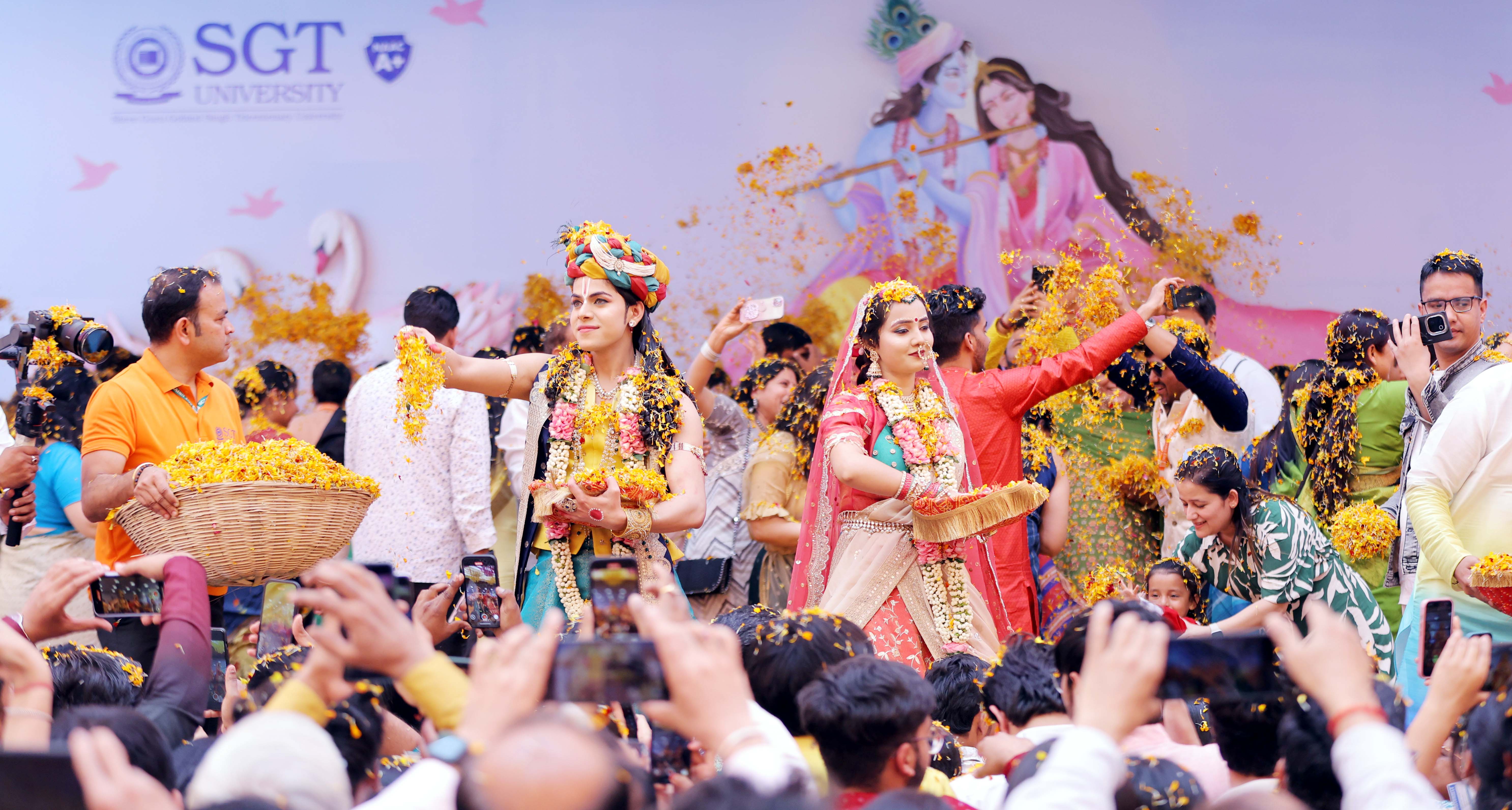 फोटो नंबर-10: एसजीटी यूनिवर्सिटी में फूलों की होली खेलते राधा-कृष्ण बने कलाकार। फोटो नंबर-10: एसजीटी यूनिवर्सिटी में फूलों की होली खेलते राधा-कृष्ण बने कलाकार।