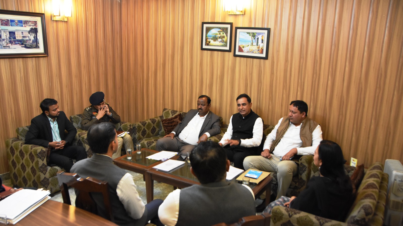 पानीपत उपायुक्त से अचुनव की चर्चा करते राज्य चुनाव आयुक्त धनपत सिंह पानीपत उपायुक्त से अचुनव की चर्चा करते राज्य चुनाव आयुक्त धनपत सिंह