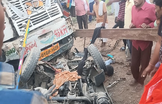 दुर्घटनाग्रस्त ट्रक और ऑटो दुर्घटनाग्रस्त ट्रक और ऑटो