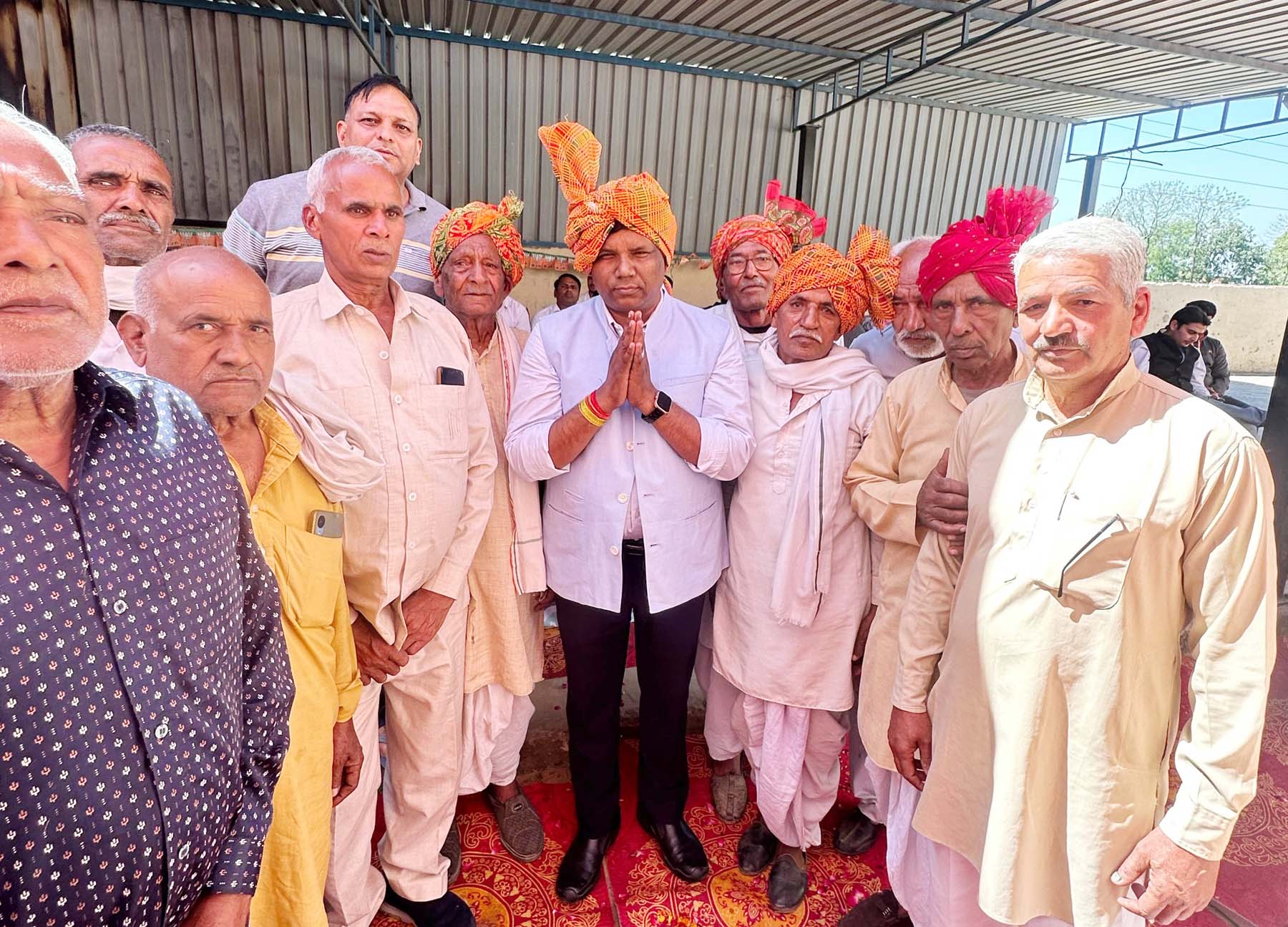 फोटो नंबर-08: गुरुग्राम जिला में अपने पैतृक गांव कलवाड़ी पहुंचे महरौली दिल्ली के विधायक गजेंद्र यादव का स्वागत करते गांव के बुजुर्ग। फोटो नंबर-08: गुरुग्राम जिला में अपने पैतृक गांव कलवाड़ी पहुंचे महरौली दिल्ली के विधायक गजेंद्र यादव का स्वागत करते गांव के बुजुर्ग।