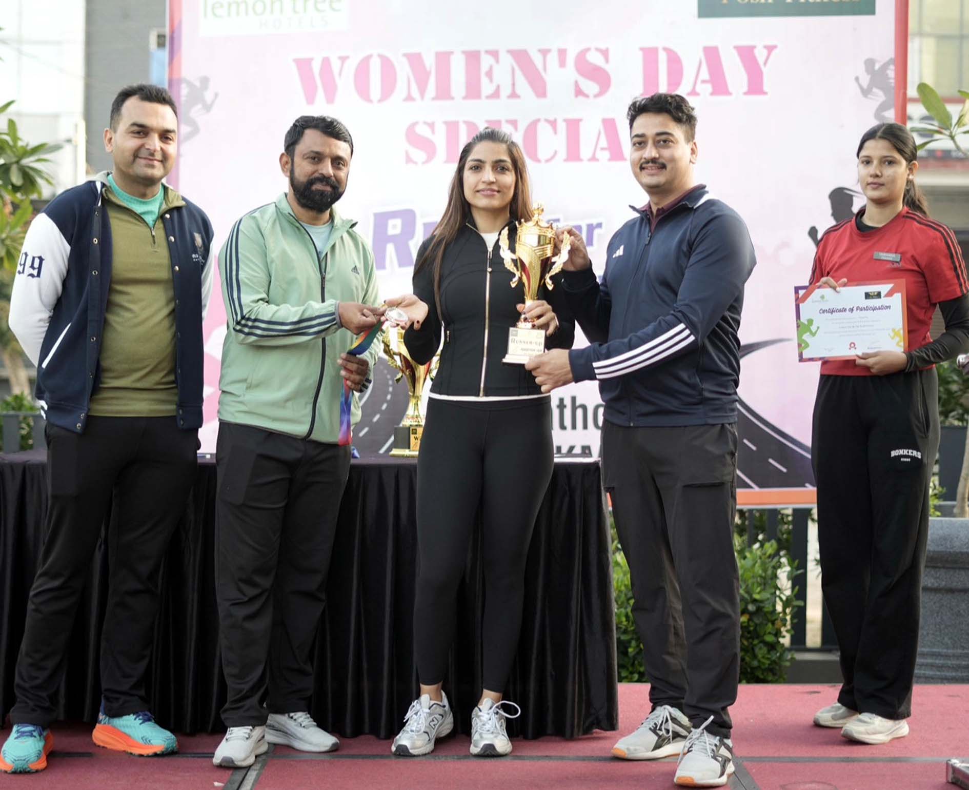 दौड़ में भाग लेने वाले प्रतिभागियाें काे सम्मानित करते एएसपी डॉ. राजेश मोहन।