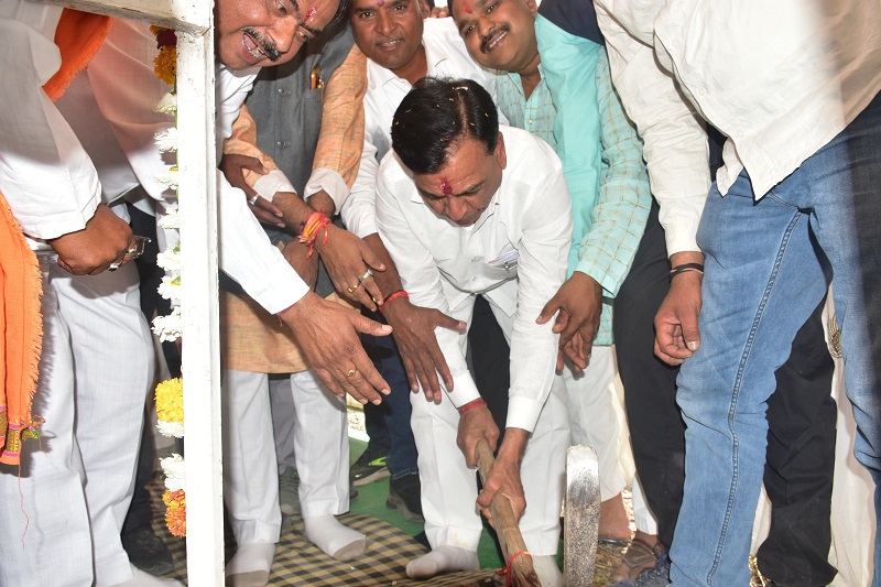 भूमिपूजन करते हुए उप मुख्यमंत्री जगदीश देवड़ा