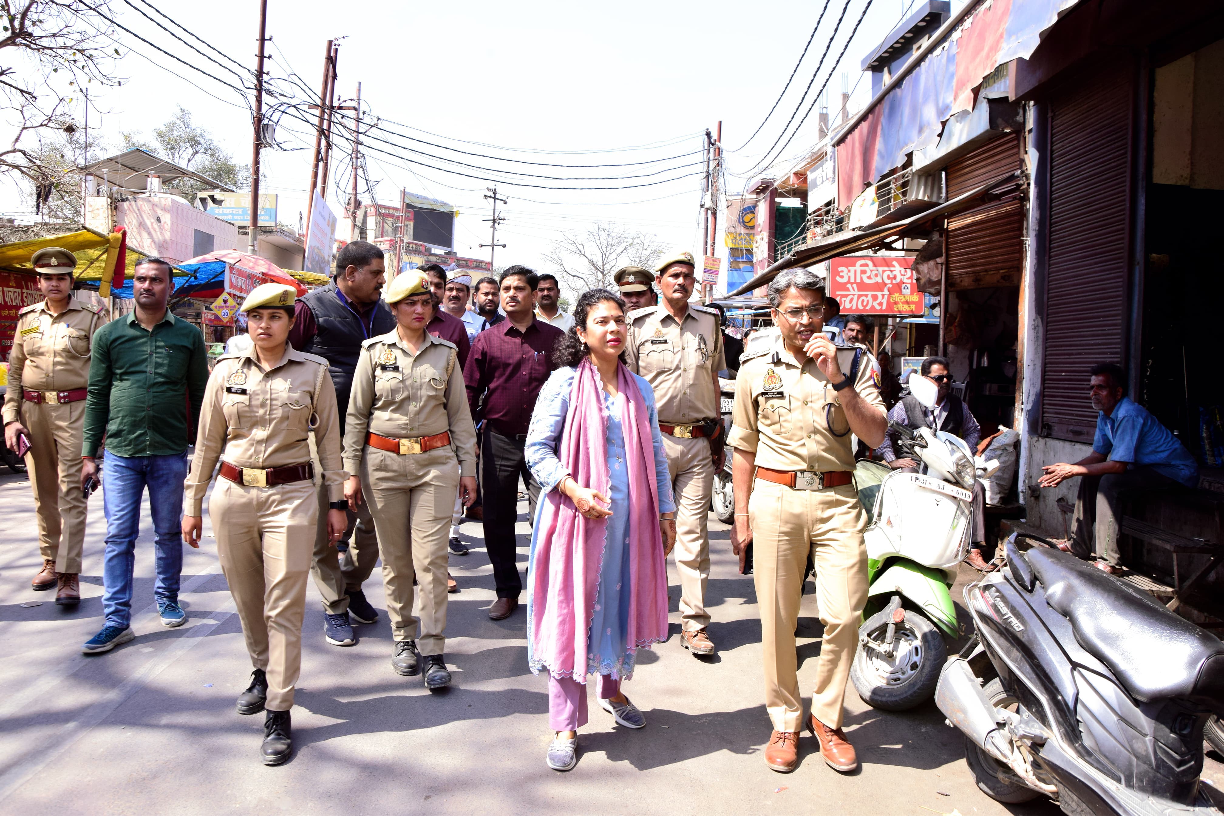 संकटा देवी मार्ग पर यातायात व्यवस्था देखते डीएम एसपी संकटा देवी मार्ग पर यातायात व्यवस्था देखते डीएम एसपी