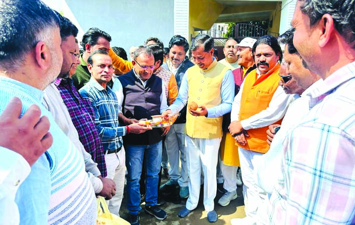 निर्माण कार्य का पूजन करते हुए निर्माण कार्य का पूजन करते हुए