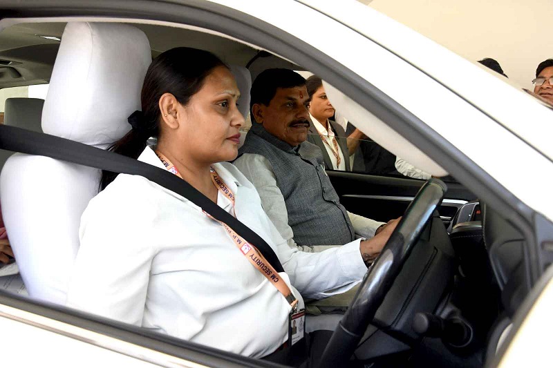 अंतरराष्ट्रीय महिला दिवस पर मुख्यमंत्री का वाहन इंस्पेक्टर इरशाद अली ने चलाया अंतरराष्ट्रीय महिला दिवस पर मुख्यमंत्री का वाहन इंस्पेक्टर इरशाद अली ने चलाया