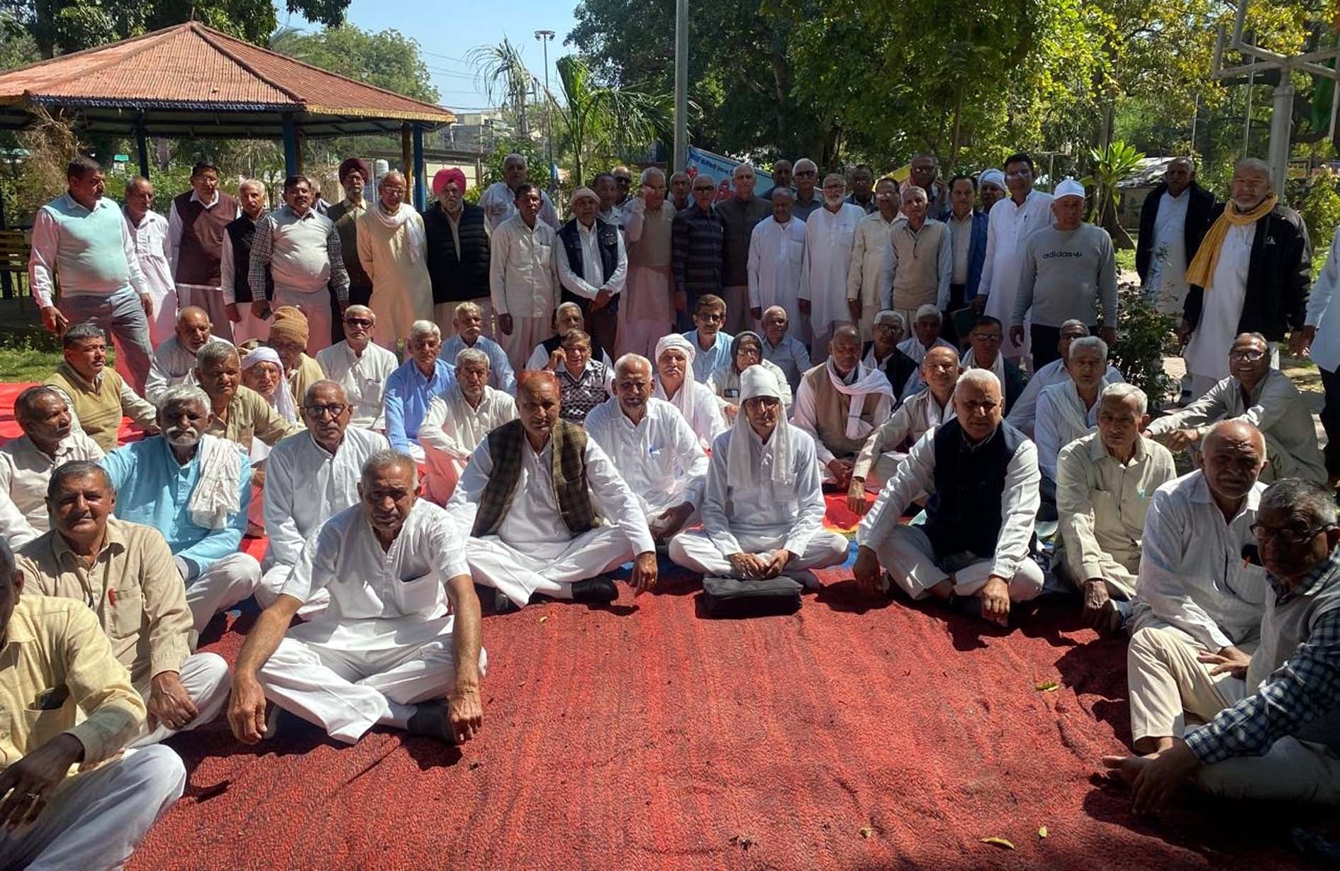 हरियाणा सेवानिवृत्त कर्मचारी संगठन की जिला स्तरीय बैठक में नवनिर्वाचित पदाधिकारियों का स्वागत करते संगठन सदस्य। हरियाणा सेवानिवृत्त कर्मचारी संगठन की जिला स्तरीय बैठक में नवनिर्वाचित पदाधिकारियों का स्वागत करते संगठन सदस्य।