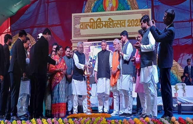 मुख्यमंत्री वाल्मीकि महोत्सव का उद्घाटन करते मुख्यमंत्री वाल्मीकि महोत्सव का उद्घाटन करते