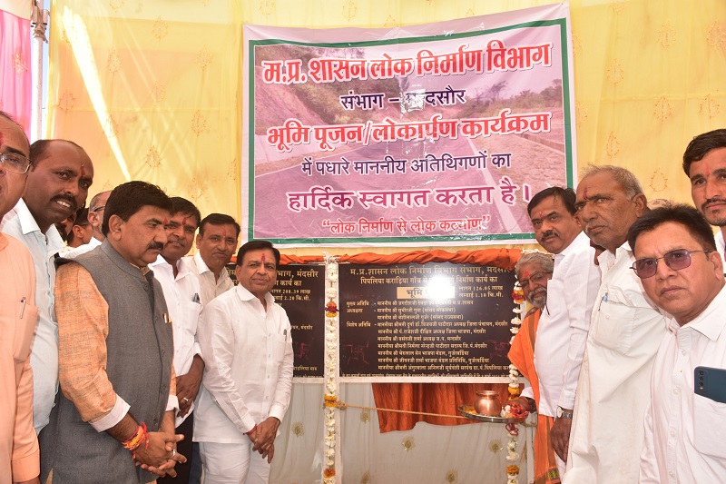 भूमिपूजन करते हुए उप मुख्यमंत्री जगदीश देवड़ा