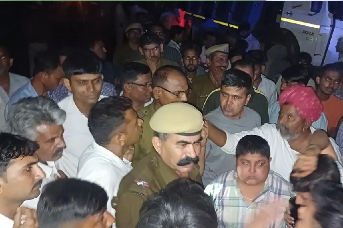 हादसे के बाद लोगों ने हाईवे पर जाम लगा दिया। इसके बाद पुलिस समझाइश के लिए पहुंची। हादसे के बाद लोगों ने हाईवे पर जाम लगा दिया। इसके बाद पुलिस समझाइश के लिए पहुंची।
