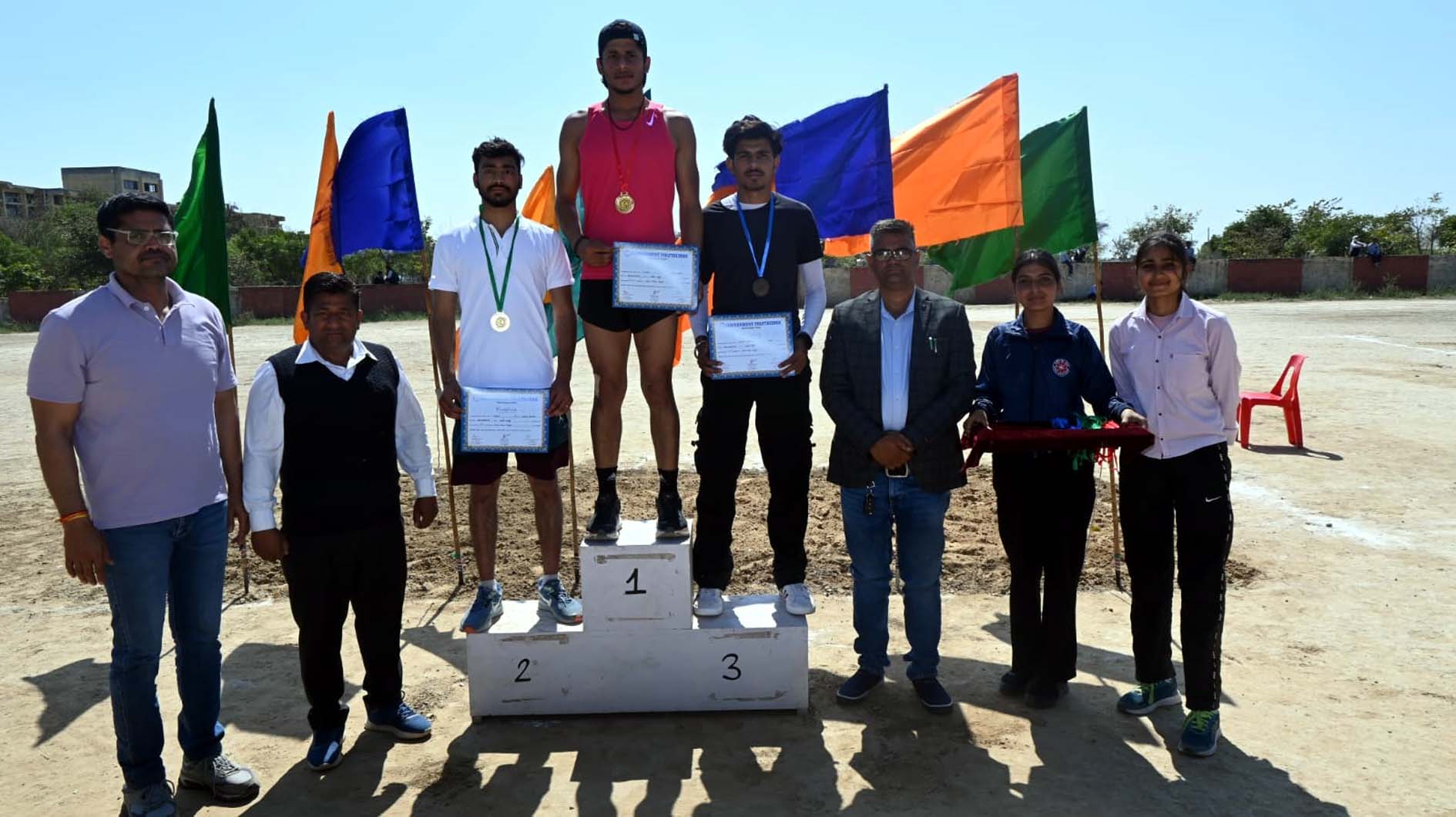 खेल प्रतियोगिता में विजेताओं को सम्मानित करते प्राचार्य डॉ. कुलबीर अहलावत व अन्य।