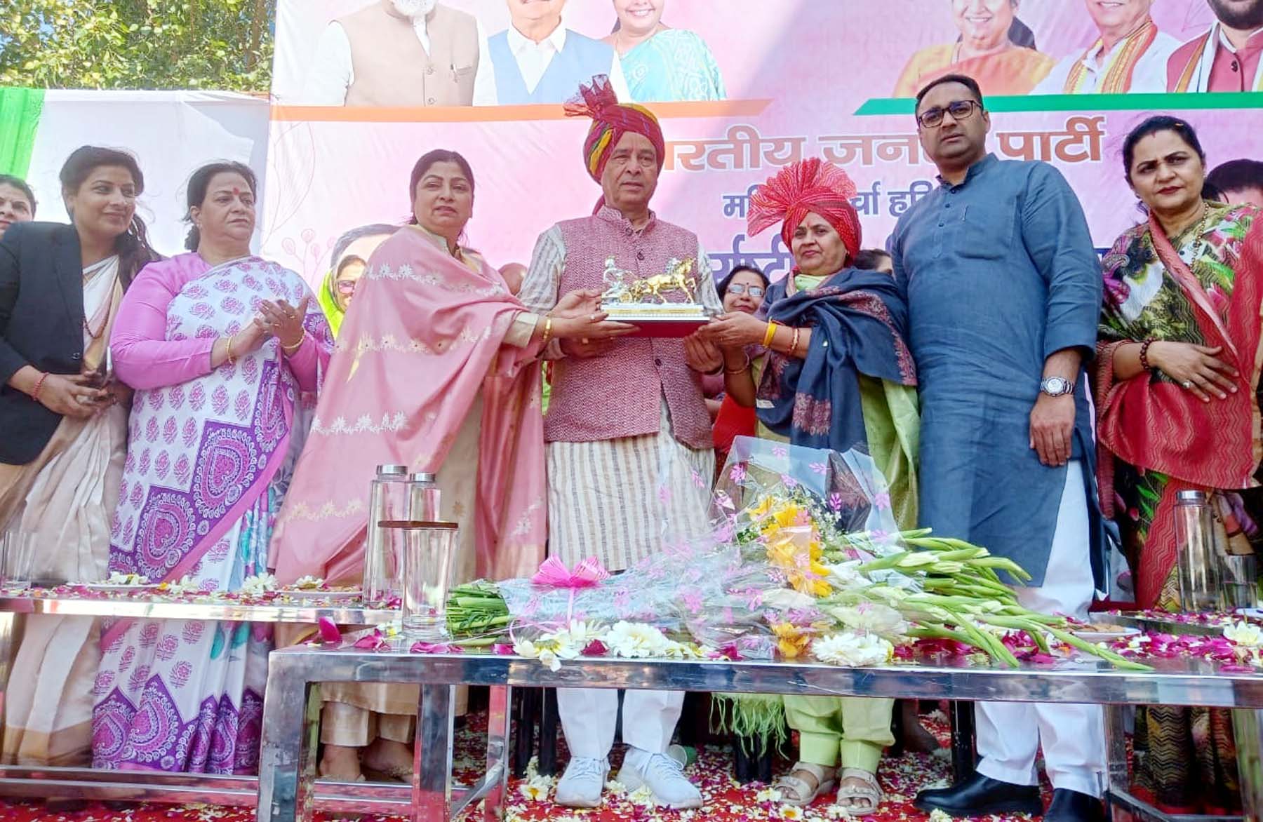 फोटो नंबर-09: गुरुग्राम स्थित भाजपा कार्यालय में महिला दिवस पर समारोह में प्रदेश अध्यक्ष मोहन लाल बड़ौली को स्मृति चिन्ह देते पदाधिकारी व कार्यकर्ता। फोटो नंबर-09: गुरुग्राम स्थित भाजपा कार्यालय में महिला दिवस पर समारोह में प्रदेश अध्यक्ष मोहन लाल बड़ौली को स्मृति चिन्ह देते पदाधिकारी व कार्यकर्ता।