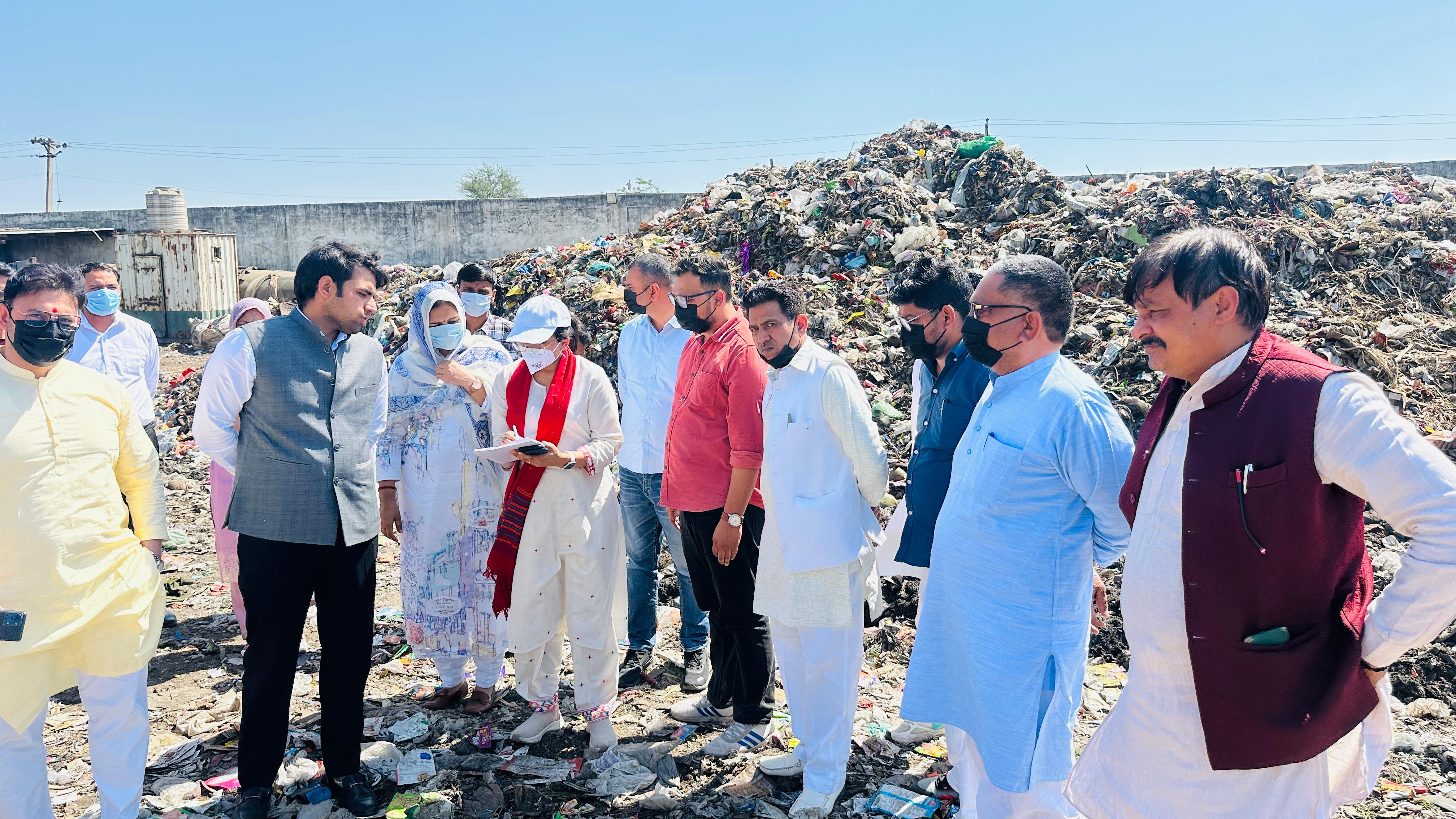 एडीसी सलोनी शर्मा चेयरपर्सन सरोज राठी के साथ कूड़ा निस्तारण केंद्र पर अधिकारियों को आवश्यक दिशा निर्देश देती हुई। एडीसी सलोनी शर्मा चेयरपर्सन सरोज राठी के साथ कूड़ा निस्तारण केंद्र पर अधिकारियों को आवश्यक दिशा निर्देश देती हुई।