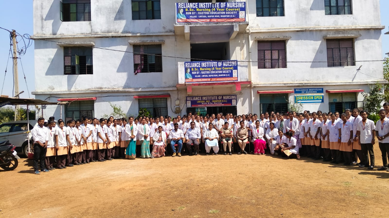 नर्सिंग महाविद्यालय में आयोजित कार्यक्रम में उपस्थित कालेज स्टाफ। नर्सिंग महाविद्यालय में आयोजित कार्यक्रम में उपस्थित कालेज स्टाफ।