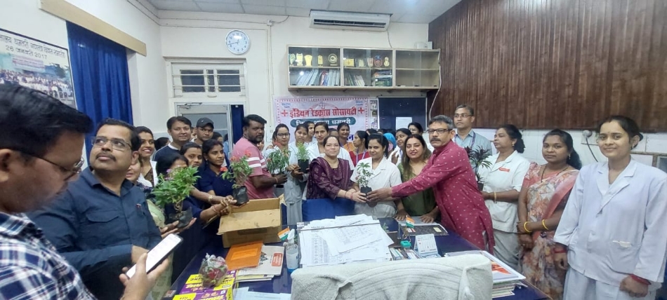 जिला अस्पताल के महिला कर्मचारियों का सम्मान करते हुए रेडक्रास सोसायटी के पदाधिकारी। जिला अस्पताल के महिला कर्मचारियों का सम्मान करते हुए रेडक्रास सोसायटी के पदाधिकारी।