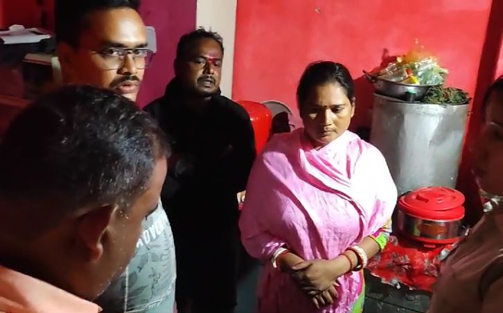 दंपति की तलाशी लेते पुलिसकर्मी दंपति की तलाशी लेते पुलिसकर्मी