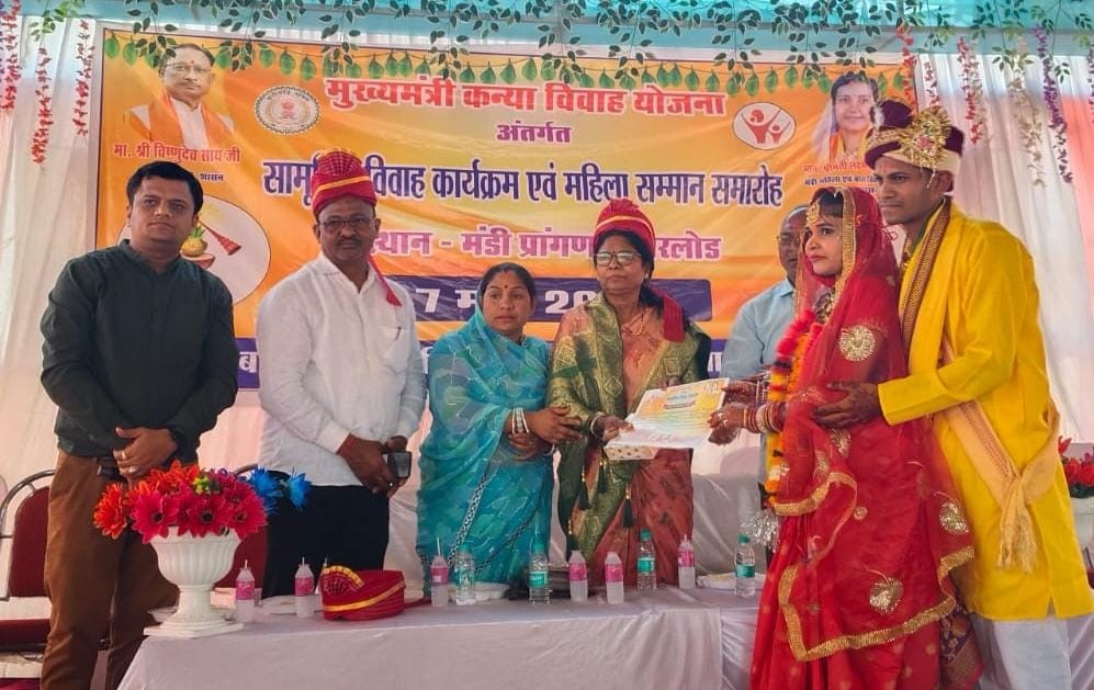 सामूहिक विवाह कार्यक्रमम में दंपति को प्रमाण पत्र देते हुए अतिथि।