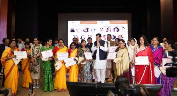 महिला स्वच्छताकर्मियों के बीच नगर विकास मंत्री ए.के.शर्मा महिला स्वच्छताकर्मियों के बीच नगर विकास मंत्री ए.के.शर्मा