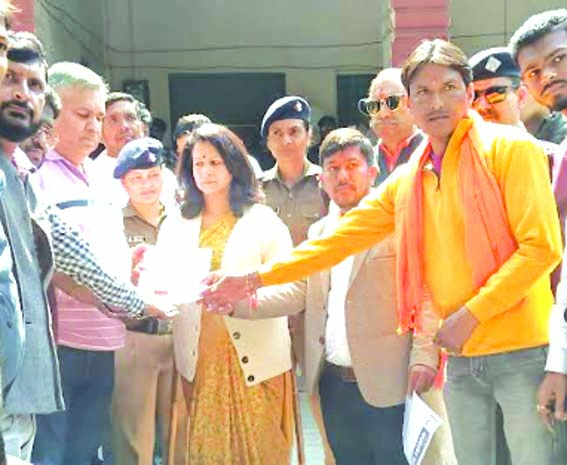 ज्ञापन सौंपते हुए ज्ञापन सौंपते हुए