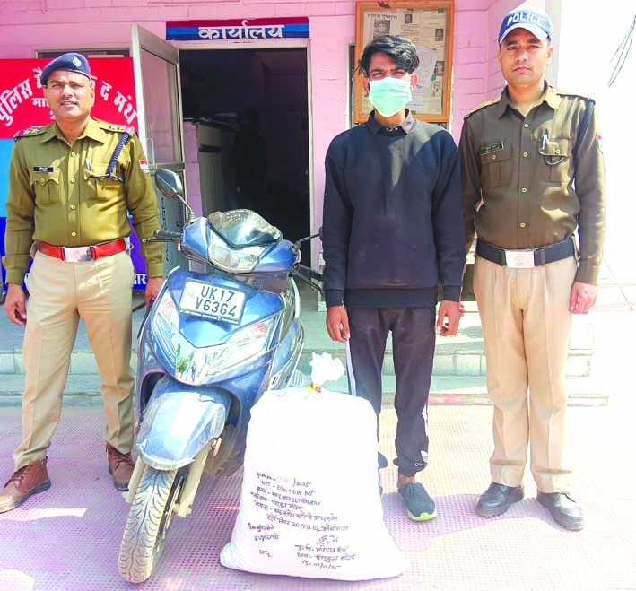 पुलिस गिरफ्त में आरोपित पुलिस गिरफ्त में आरोपित