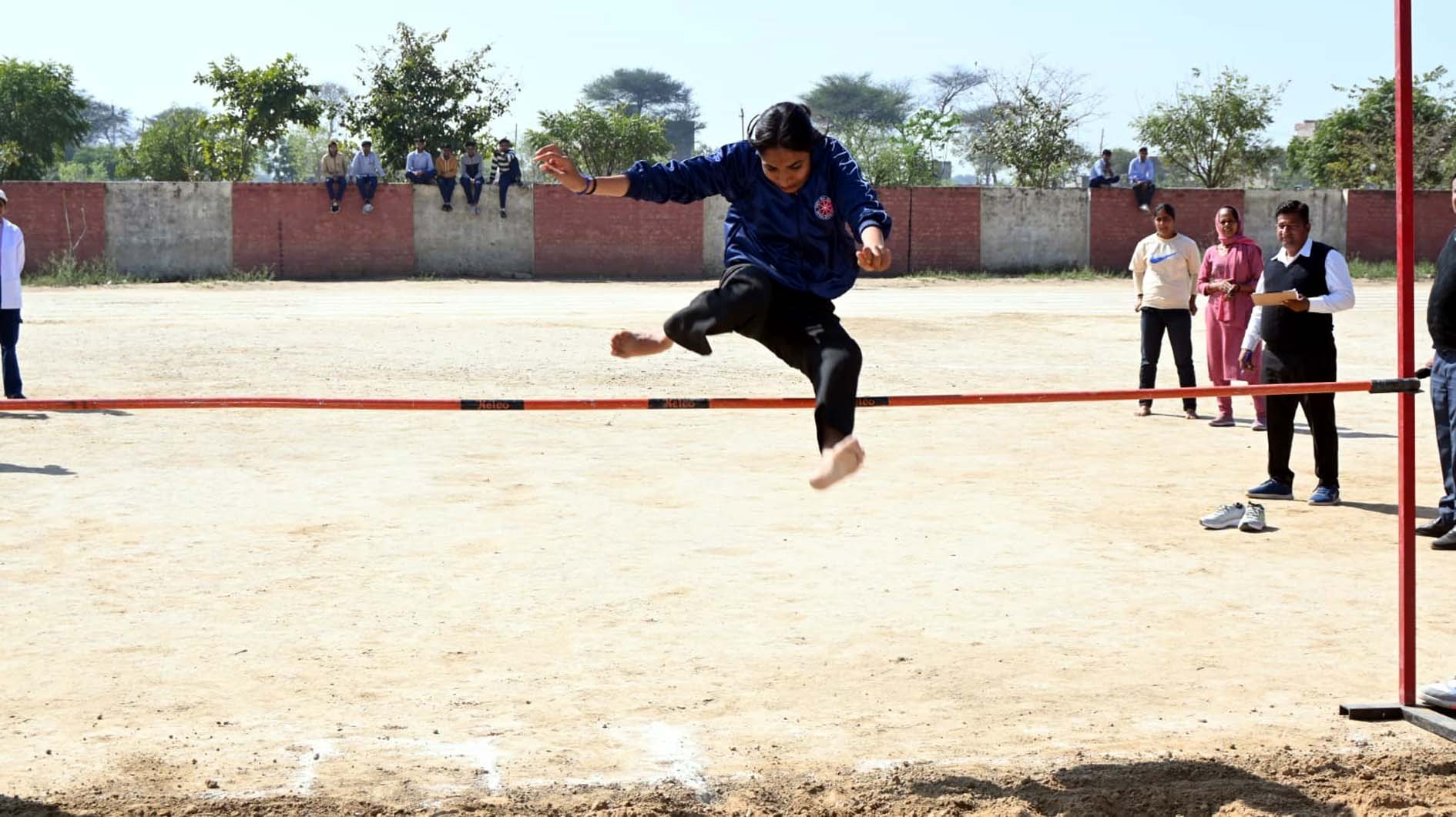 खेल प्रतियोगिता में जौहर दिखाते खिलाड़ी।