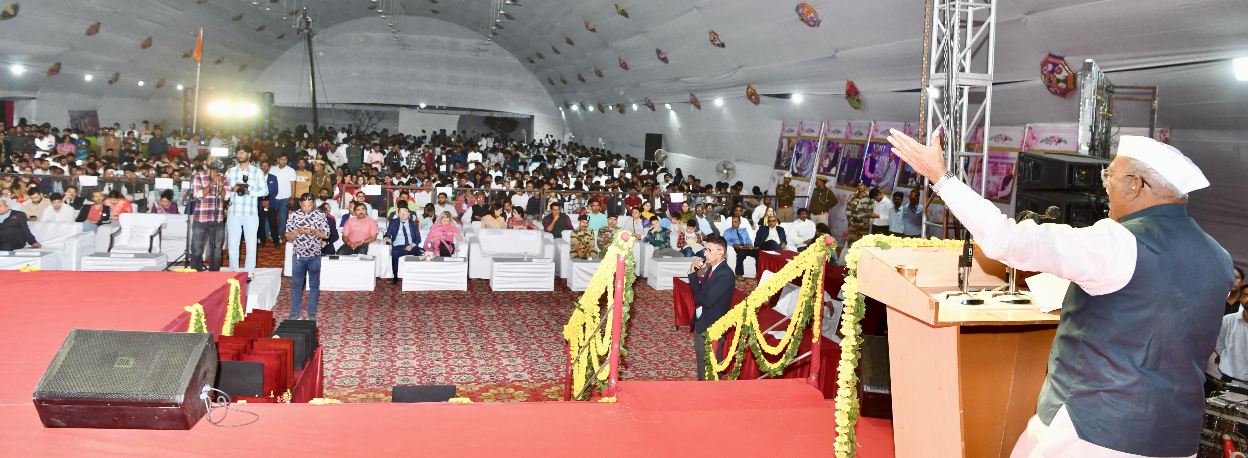 प्राचीन ज्ञान को आधुनिक दृष्टि से जोड़ते हुए युवा 'विकसित भारत' के सहभागी बनें: राज्यपाल प्राचीन ज्ञान को आधुनिक दृष्टि से जोड़ते हुए युवा 'विकसित भारत' के सहभागी बनें: राज्यपाल