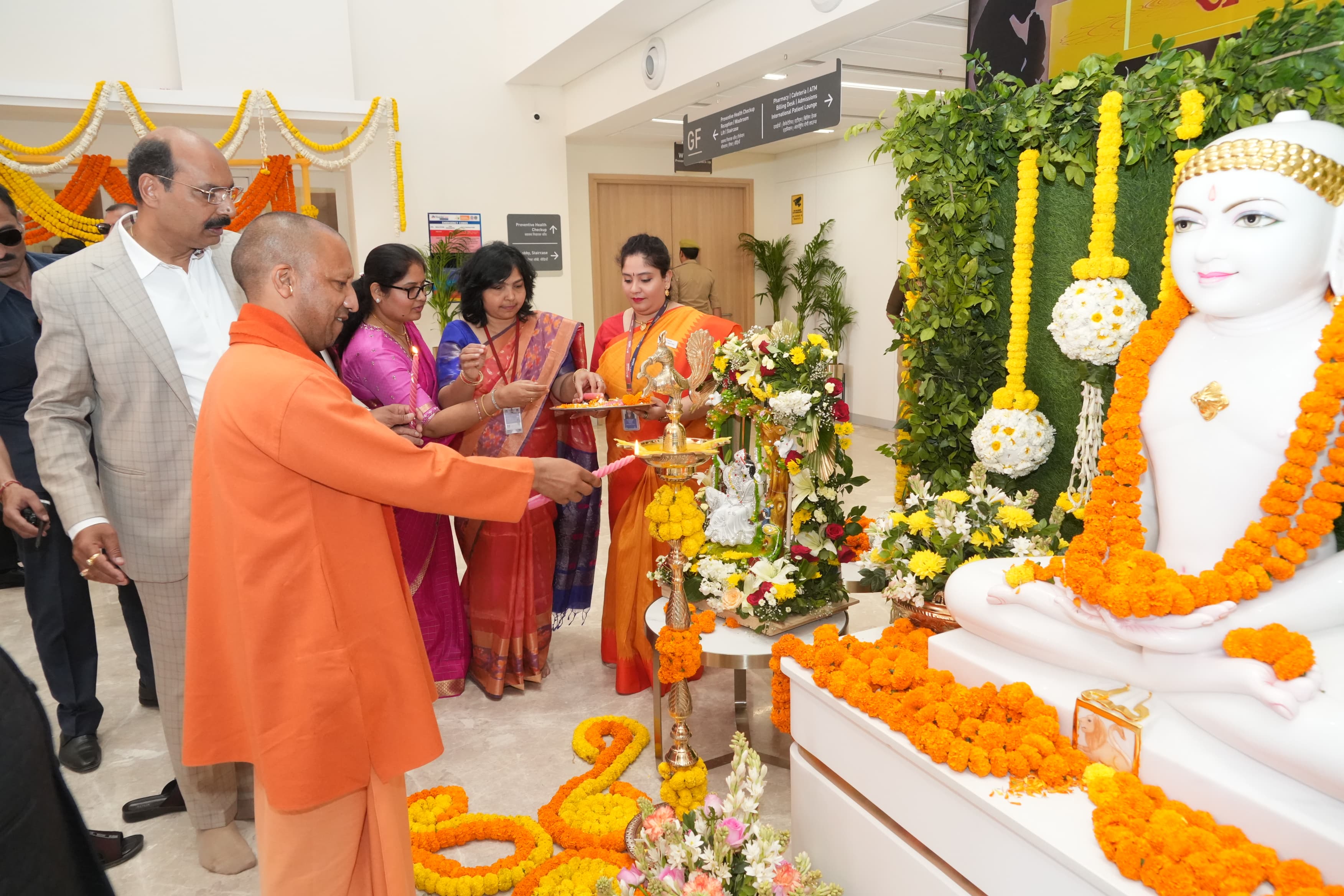 भगवान गौतमबुद्ध की मूर्ति के समक्ष दीप प्रज्जवलित कर कार्यक्रम का शुभारंभ करते हुए मुख्य अतिथि योगी आदित्यनाथ भगवान गौतमबुद्ध की मूर्ति के समक्ष दीप प्रज्जवलित कर कार्यक्रम का शुभारंभ करते हुए मुख्य अतिथि योगी आदित्यनाथ