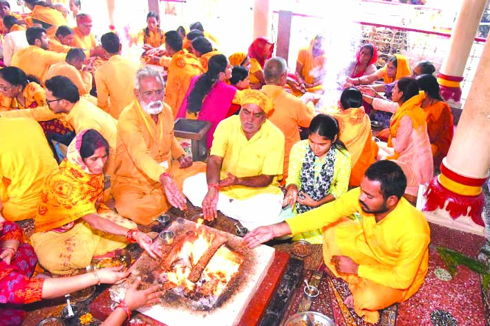शांतिकुंज में यज्ञ करते हुए