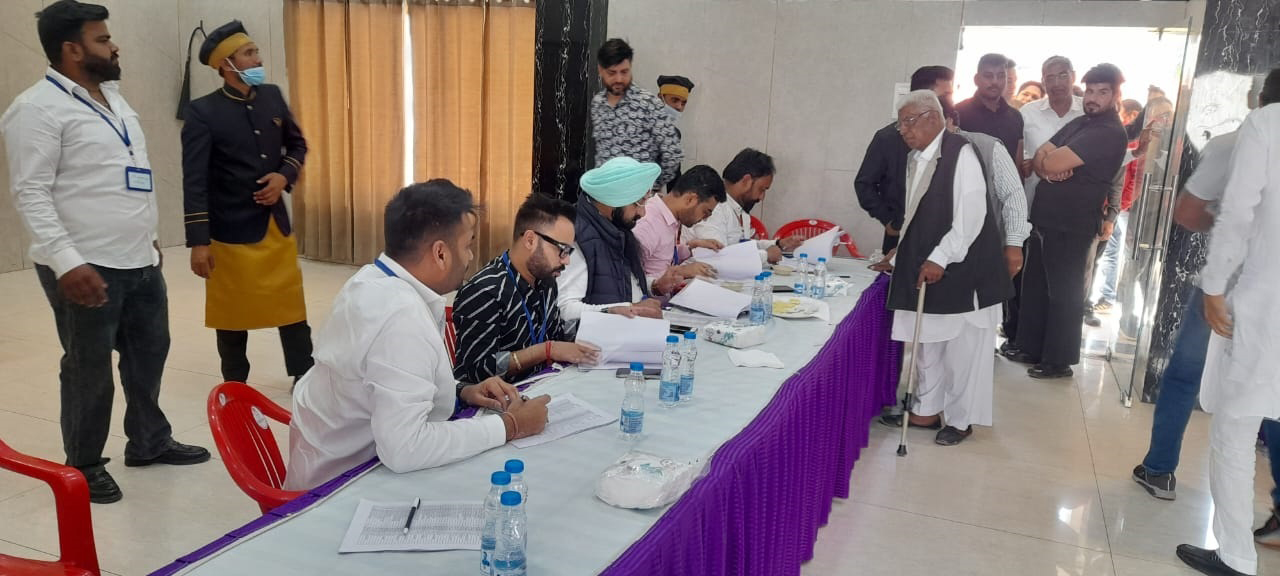 चुनाव में भाग लेते आढ़ती एसोसिएशन के सदस्य। चुनाव में भाग लेते आढ़ती एसोसिएशन के सदस्य।