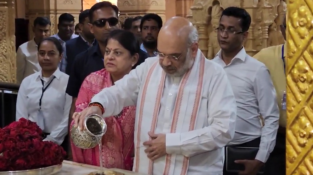सोमनाथ में महादेव को जलार्पण करते केन्द्रीय गृह मंत्री अमित शाह एवं धर्मपत्नी। सोमनाथ में महादेव को जलार्पण करते केन्द्रीय गृह मंत्री अमित शाह एवं धर्मपत्नी।