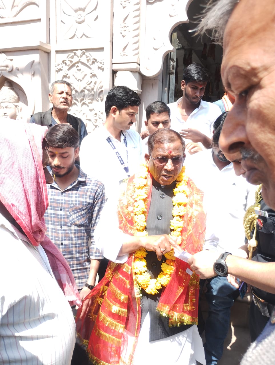 असम के राज्यपाल लक्ष्मण आचार्य मंशादेवी मंदिर के बाहर असम के राज्यपाल लक्ष्मण आचार्य मंशादेवी मंदिर के बाहर