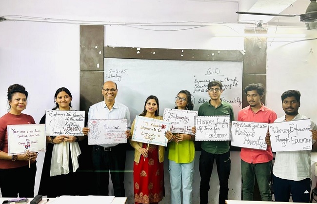 अंतरराष्ट्रीय महिला दिवस के अवसर पर डॉ. बीरबल झा और अन्य अंतरराष्ट्रीय महिला दिवस के अवसर पर डॉ. बीरबल झा और अन्य