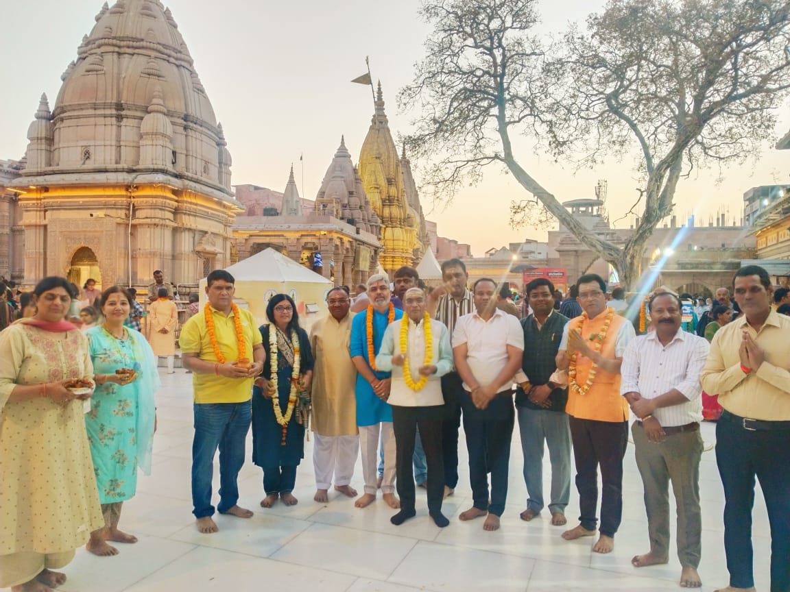 अहमदाबाद नगर निगम के पार्षद बाबा के दरबार में अहमदाबाद नगर निगम के पार्षद बाबा के दरबार में