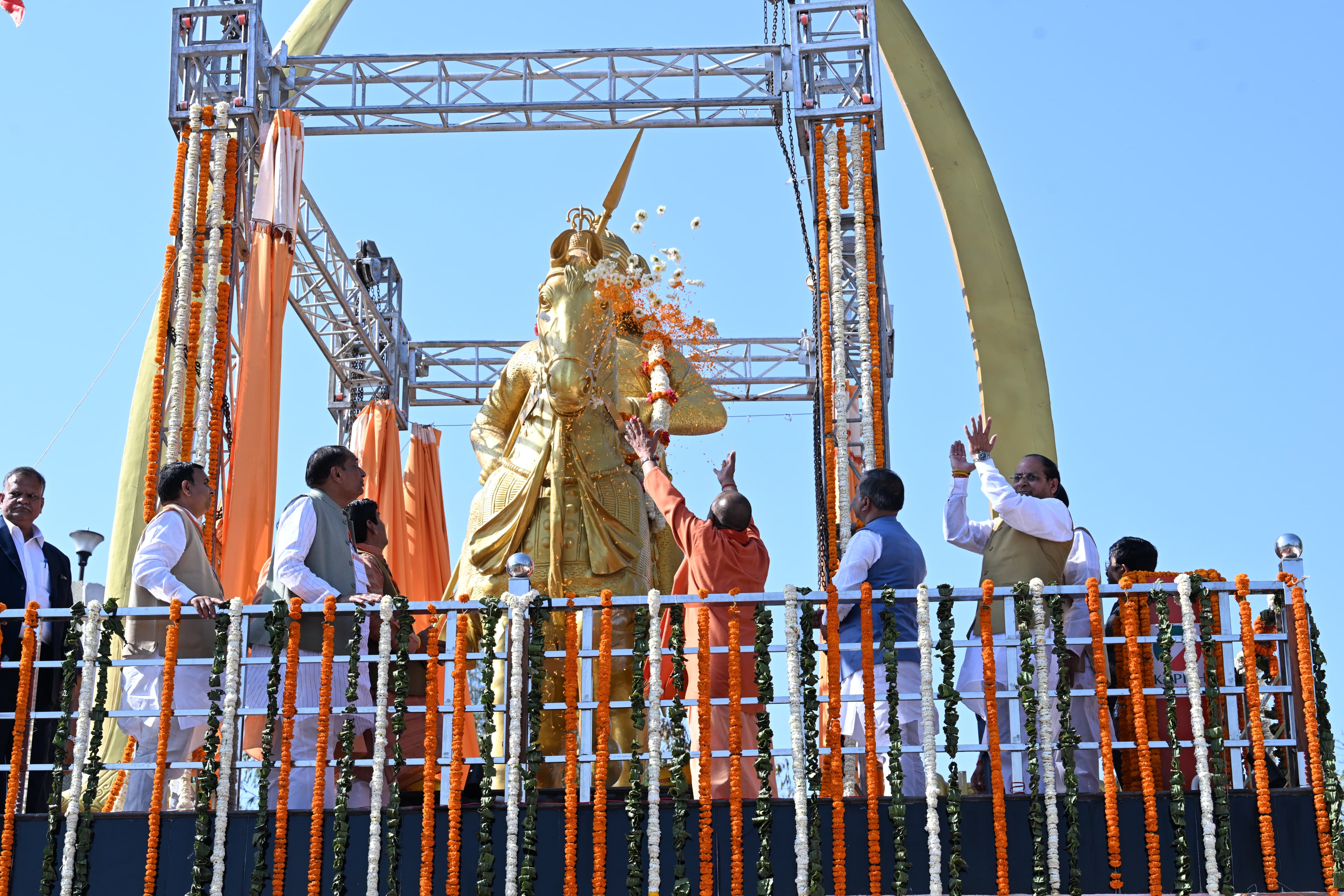 महाराणा प्रताप की प्रतिमा का अनावरण करते सीएम योगी