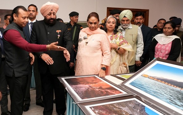 चित्रकला प्रदर्शनी का अवलाेकन करते राज्यपाल। चित्रकला प्रदर्शनी का अवलाेकन करते राज्यपाल।