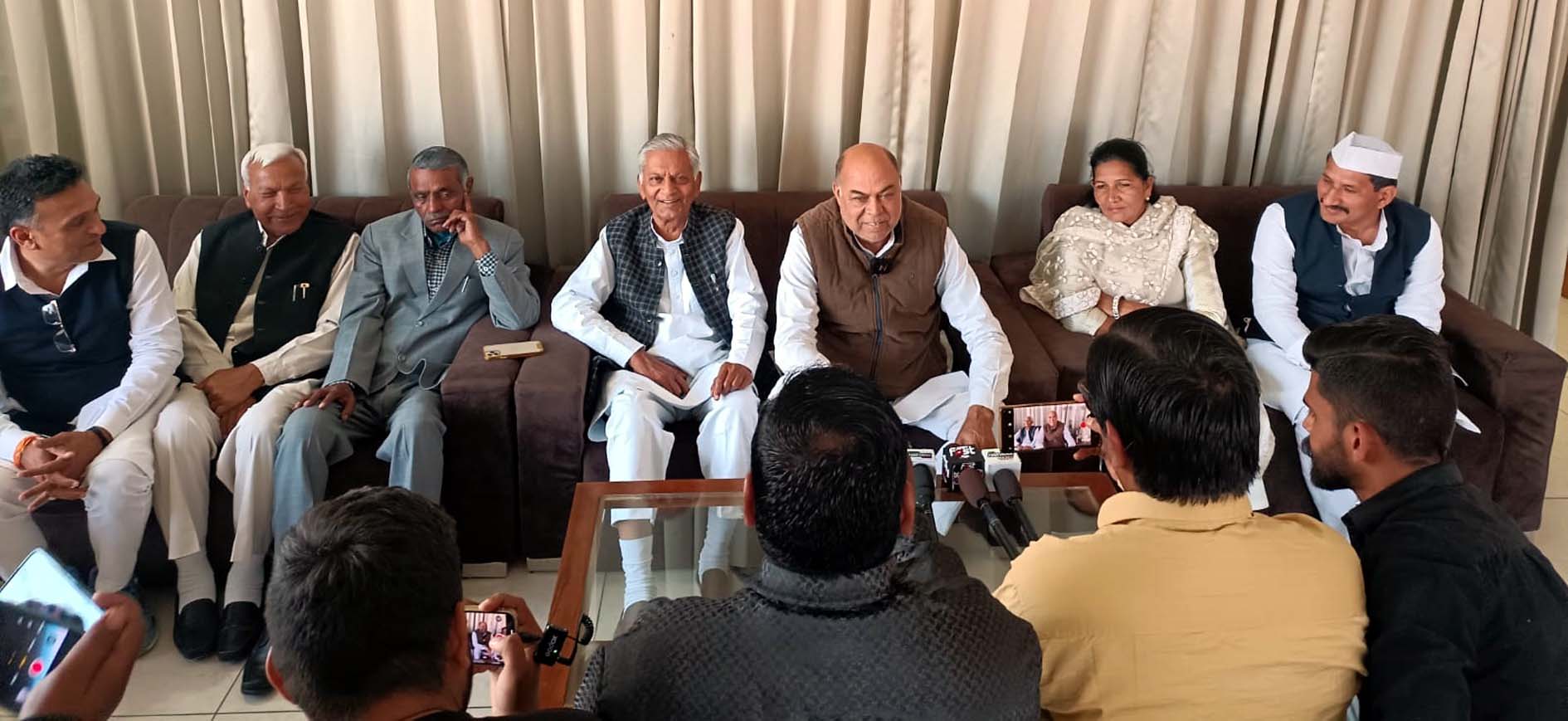 विश्राम गृह में आयोजित मीटिंग में भाग लेते कांग्रेसी नेता। विश्राम गृह में आयोजित मीटिंग में भाग लेते कांग्रेसी नेता।