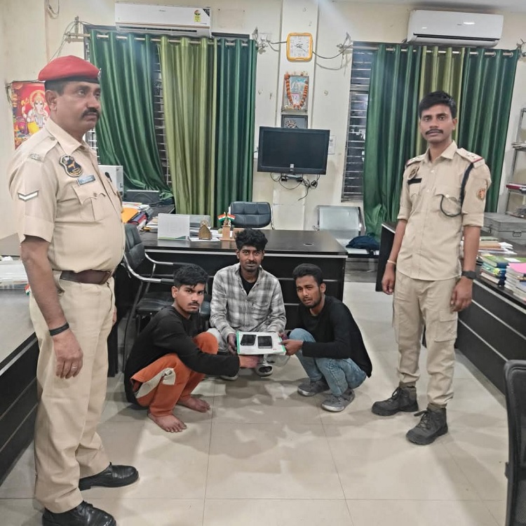 गुवाहाटी के पान बाजार पुलिस द्वारा मोबाइल फोन चुराने के आरोप में गिरफ्तार तीन अपराधी गुवाहाटी के पान बाजार पुलिस द्वारा मोबाइल फोन चुराने के आरोप में गिरफ्तार तीन अपराधी