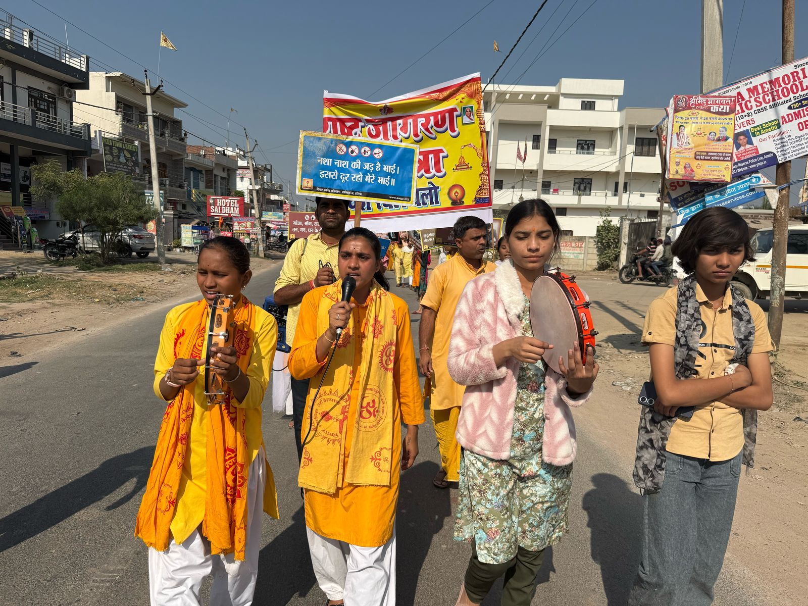 पुरुषों ने पर चढ़कर मैं लिया भाग पुरुषों ने पर चढ़कर मैं लिया भाग