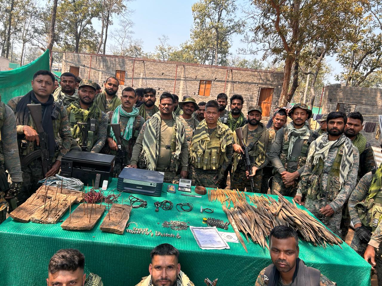 सुकमा सुरक्षा बलों द्वारा माओवादियों के प्रिंटिंगप्रेस ठिकानें पर दबिश मौके से अन्य नक्सली सामाग्रियां बरामद सुकमा सुरक्षा बलों द्वारा माओवादियों के प्रिंटिंगप्रेस ठिकानें पर दबिश मौके से अन्य नक्सली सामाग्रियां बरामद