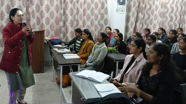 कार्यशाला में छात्र छात्राओं काे काैशल विकास के गुर सिखाते प्रशिक्षक। कार्यशाला में छात्र छात्राओं काे काैशल विकास के गुर सिखाते प्रशिक्षक।