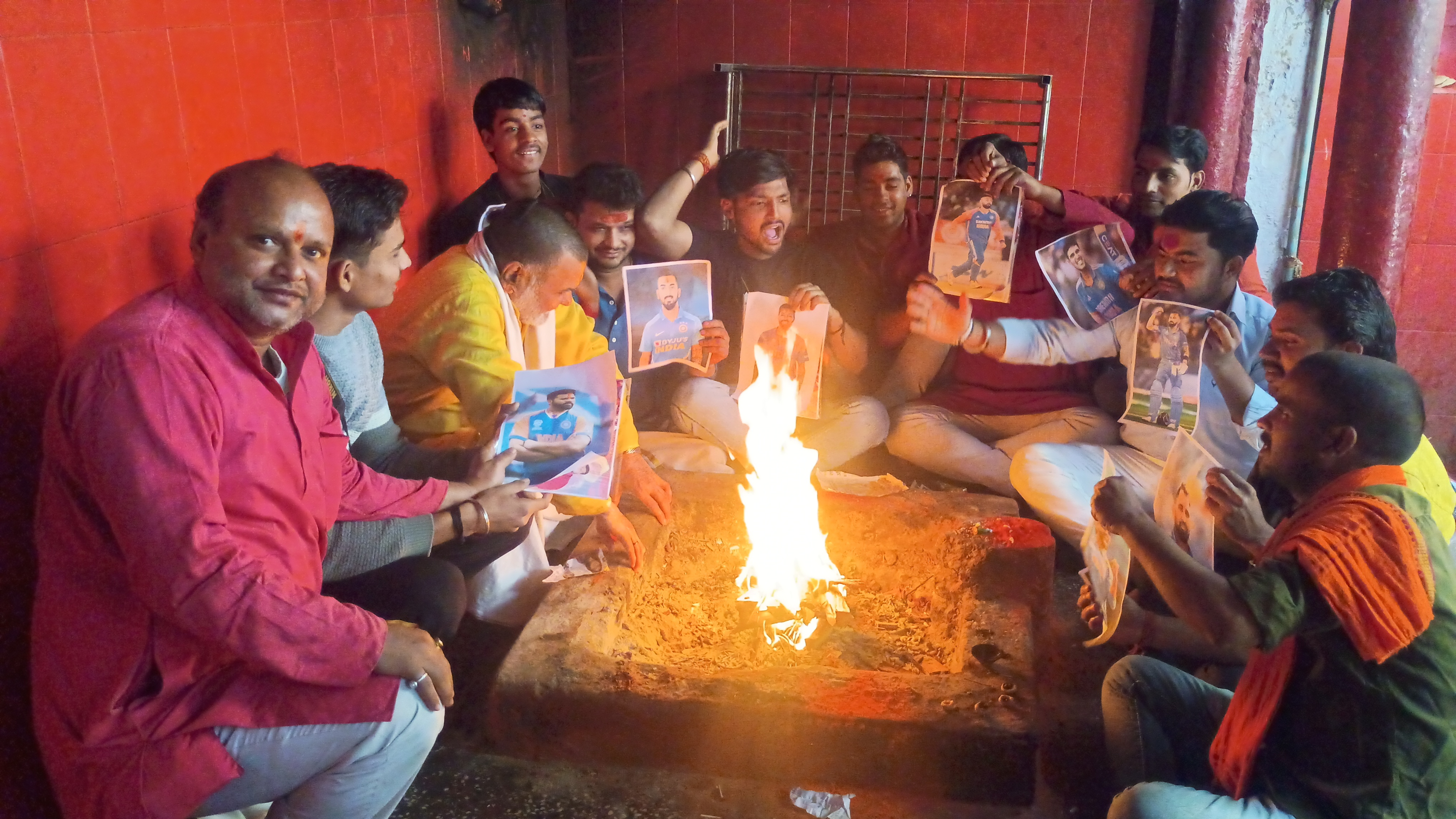 भारतीय टीम की जीत के लिए क्रिकेट प्रेमियों ने किया हवन पूजन  करते क्रिकेट प्रेमी