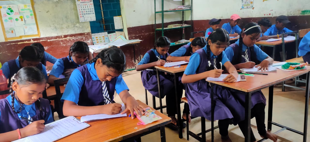 परीक्षा देते हुए विद्यार्थी। परीक्षा देते हुए विद्यार्थी।