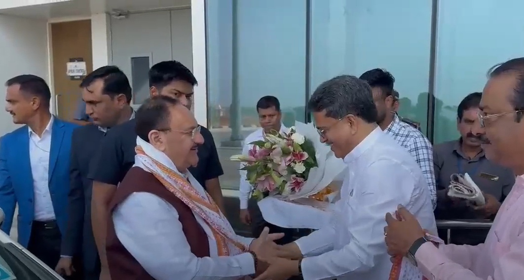भाजपा के राष्ट्रीय अध्यक्ष जेपी नड्डा का अगरतला पहुंचने पर स्वागत करते हुए त्रिपुरा के मुख्यमंत्री डॉ. माणिक साहा। भाजपा के राष्ट्रीय अध्यक्ष जेपी नड्डा का अगरतला पहुंचने पर स्वागत करते हुए त्रिपुरा के मुख्यमंत्री डॉ. माणिक साहा।