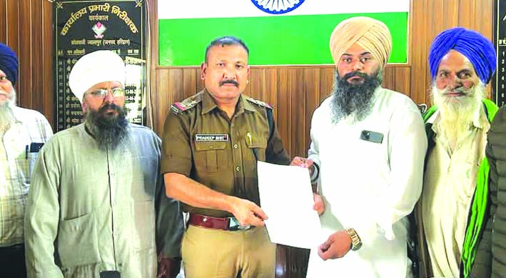 पुलिस को ज्ञापन सौंपते हुए सिख समाज के लोग पुलिस को ज्ञापन सौंपते हुए सिख समाज के लोग