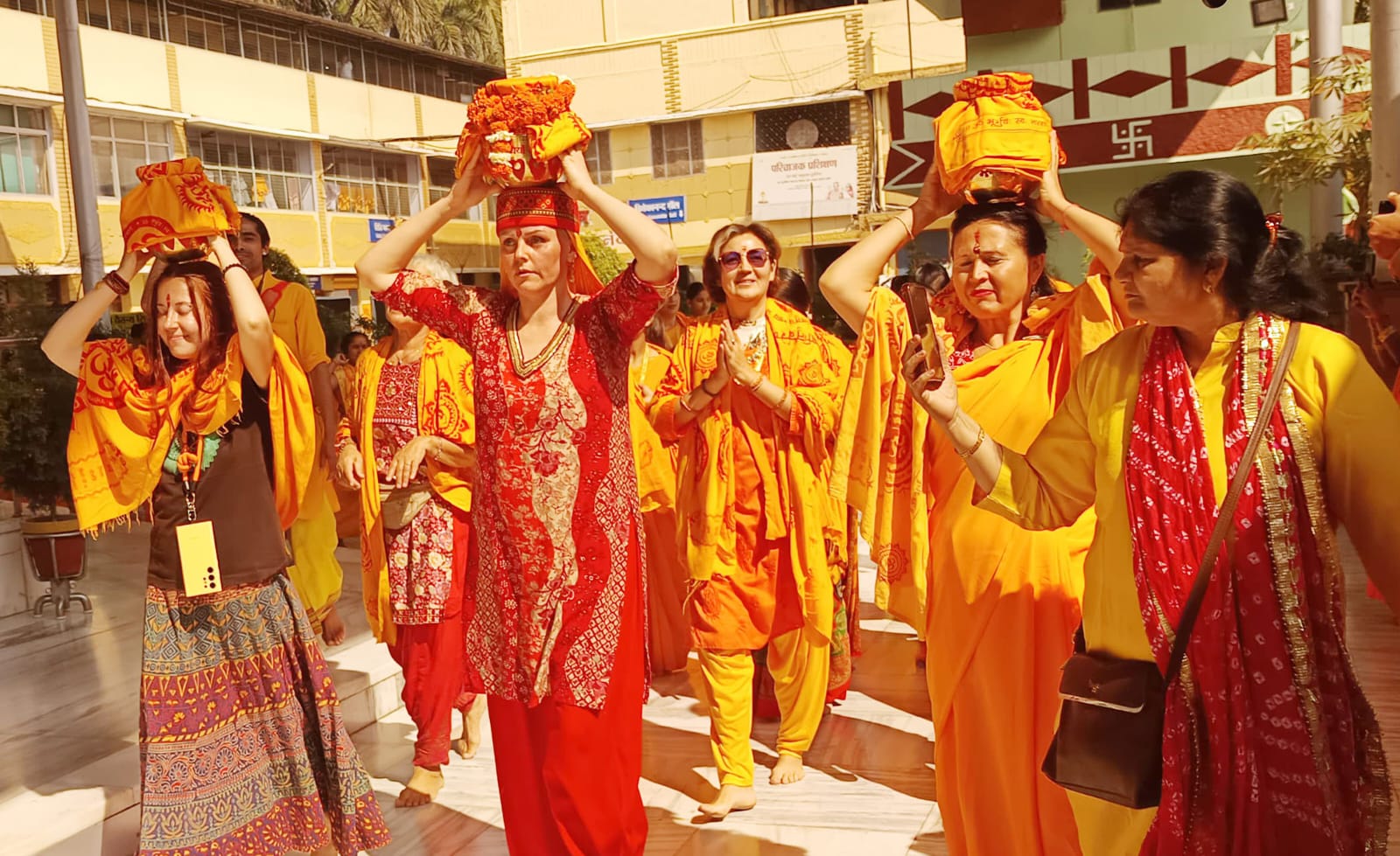 रस से आया दल ज्योति कलश के साथ रस से आया दल ज्योति कलश के साथ