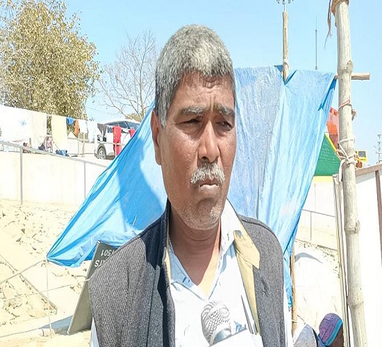 संगम में मुंडन संस्कार करने वाले राम पाल शर्मा का छाया चित्र