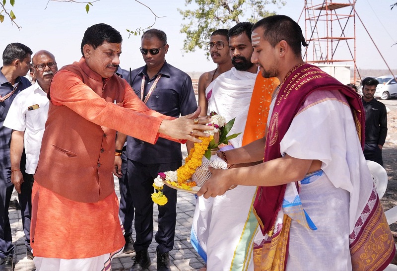 बटुकों ने मंत्रोच्चार के साथ मुख्यमंत्री डॉ. यादव का स्वागत किया बटुकों ने मंत्रोच्चार के साथ मुख्यमंत्री डॉ. यादव का स्वागत किया
