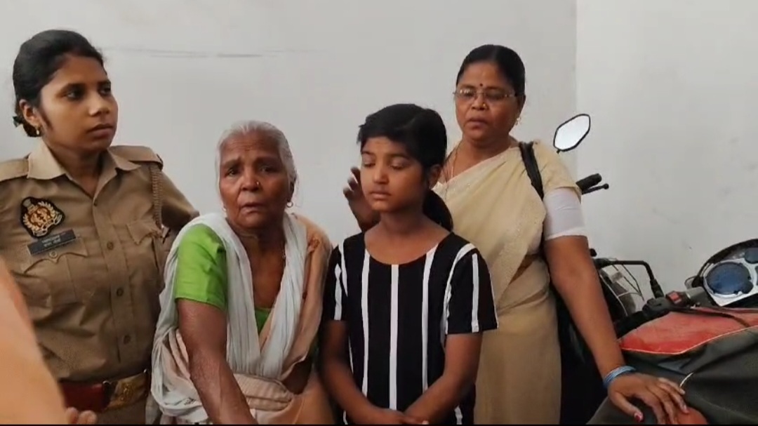 प्रार्थना सभा में पकड़ी गई महिलाएं