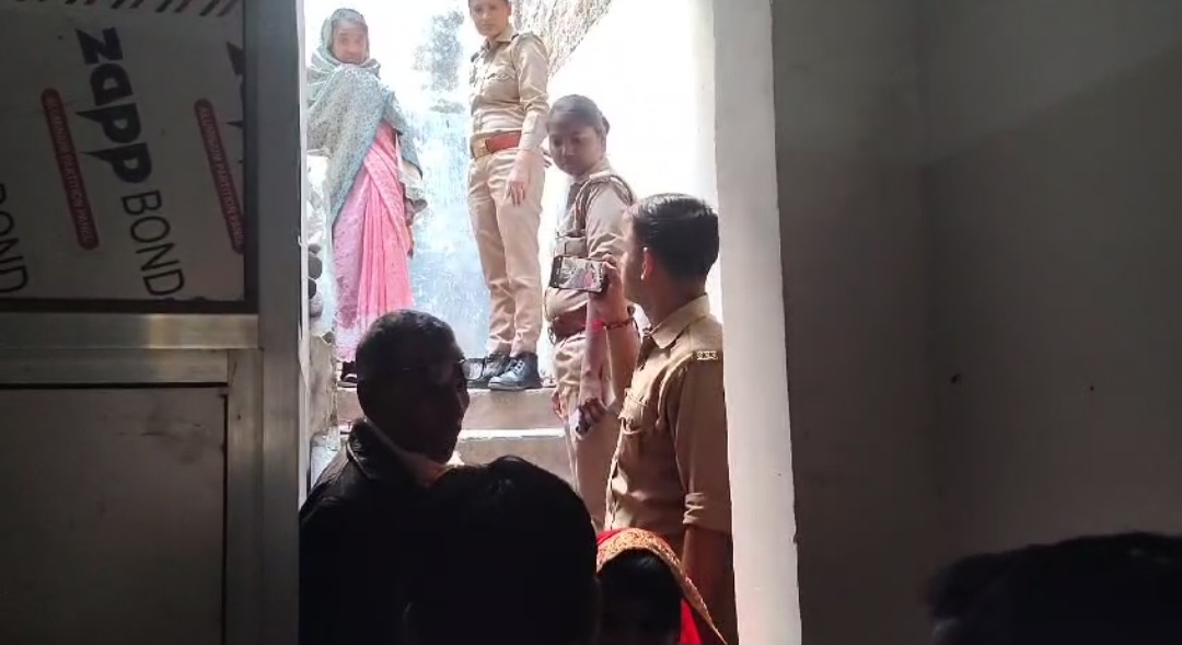 मकान के अंदर पहुंची पुलिस